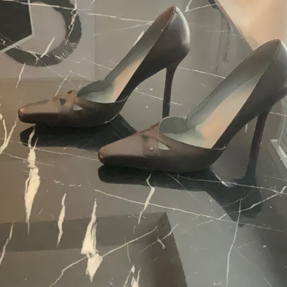 Brown BCBG pumps. - Picture 2 of 6